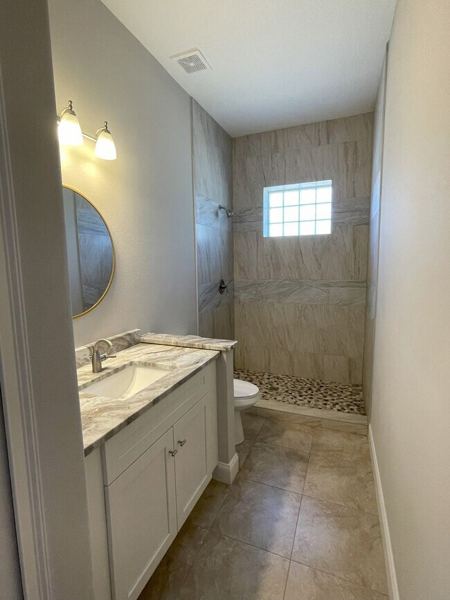 Building Photo - Lovely and Unique Custom-built Duplex Avai...