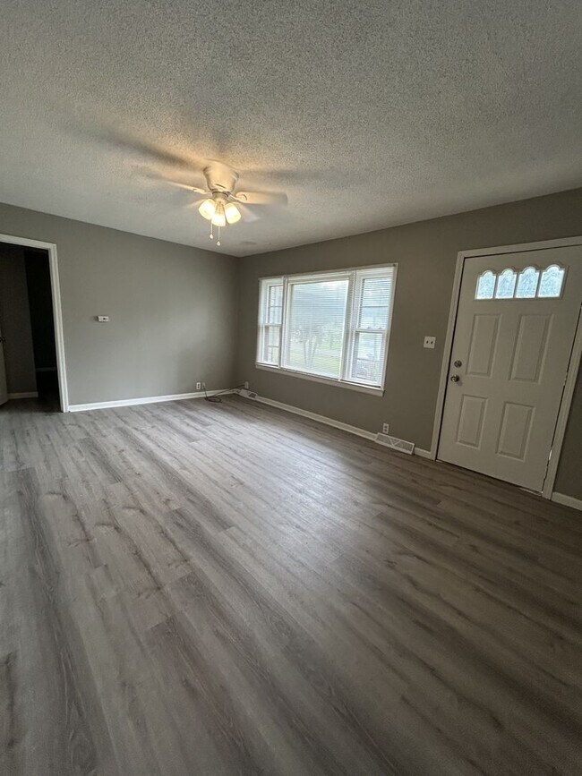 Building Photo - 806 W Kansas St