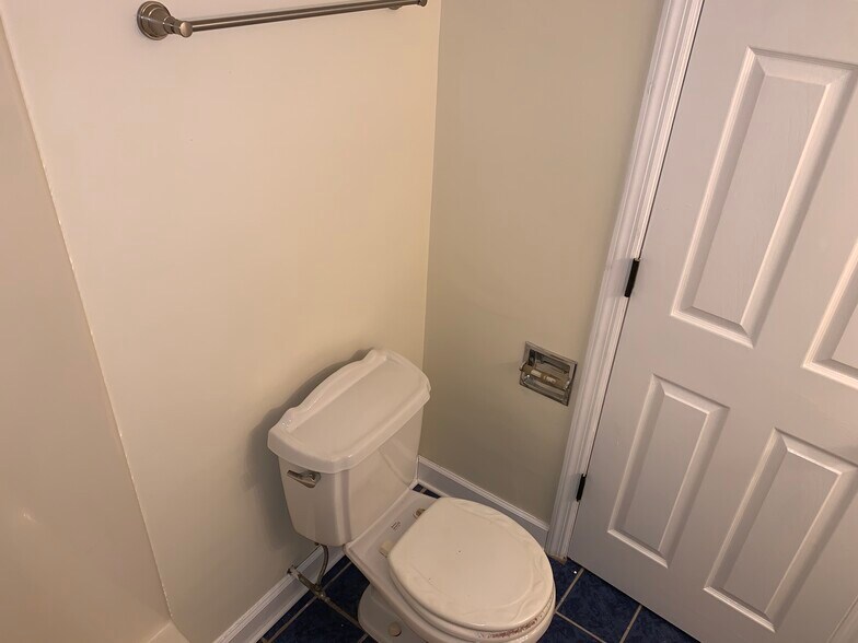 Building Photo - 4268 Sample Ct