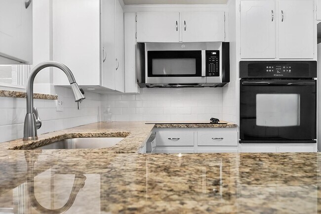Building Photo - 8351 Lullwater Dr