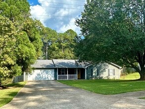 Building Photo - 3 Bedrooms 2 baths in McDonough