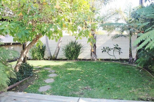 Building Photo - 3170 Strathmore Dr