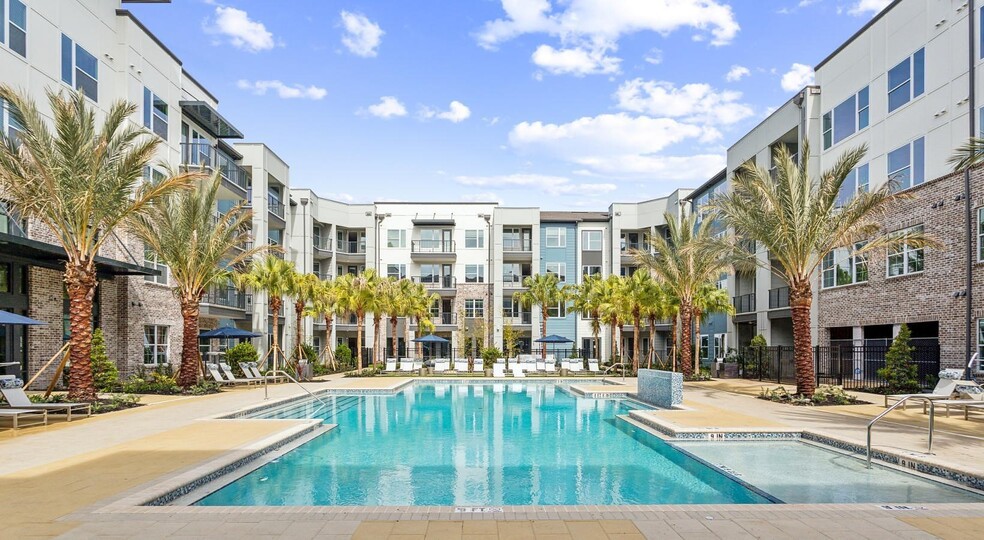 Building Photo - 7311 Baymeadows Way