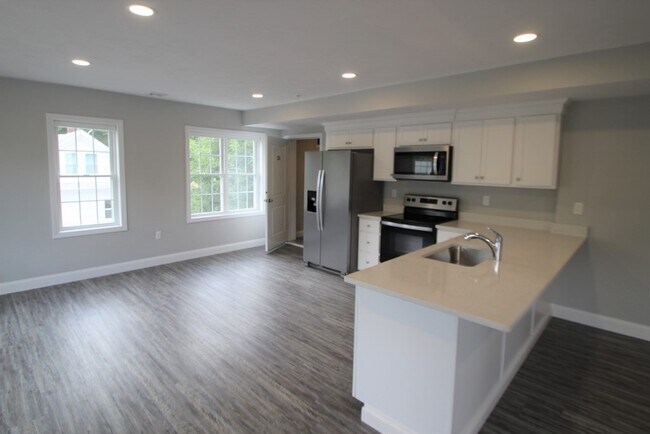 Building Photo - 316 Commercial St