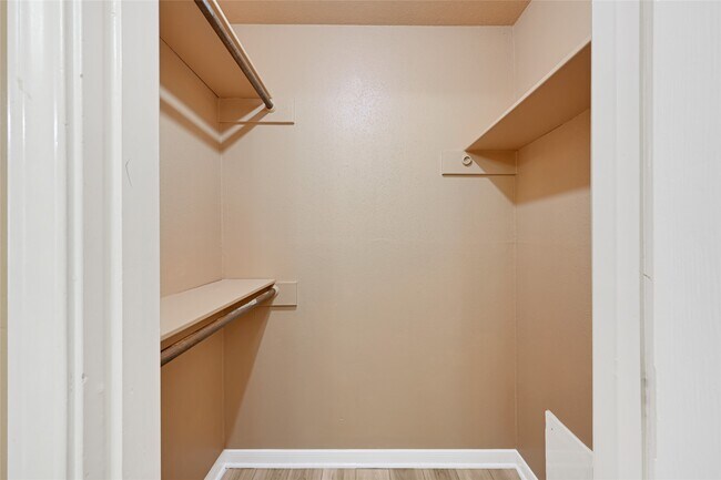 Building Photo - 7323 Log View Dr