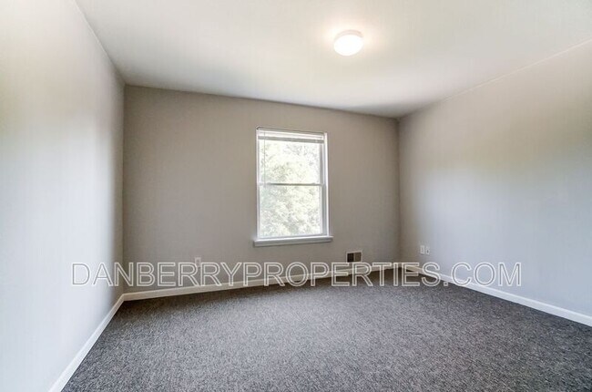 Building Photo - 3565 Turret Green Dr