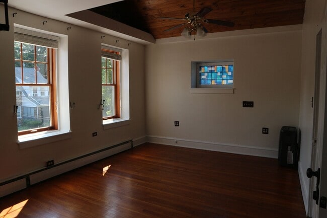 Building Photo - Large 3-bedroom house for rent in Wilmingt...