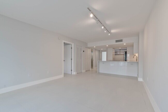 Building Photo - 1665 Bay Rd