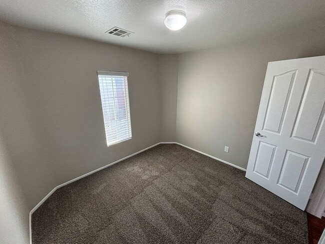 Building Photo - Gorgeous 6Bed/5Bath/4Car, 2-Story Home located in the Mountains Edge