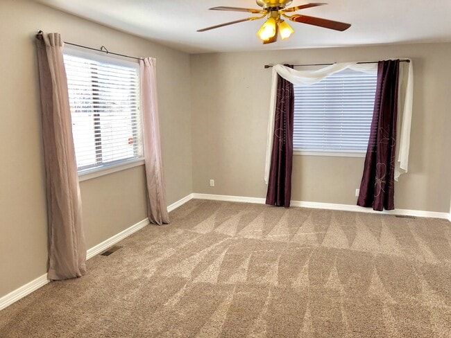 Building Photo - Perfect locale 3 Bed/2Bath Single Family H...