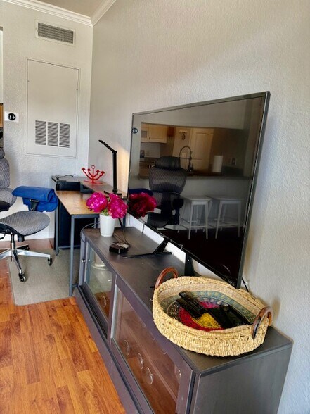 Building Photo - 860 N Orange Ave