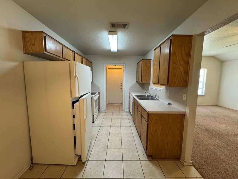 Building Photo - 2801 Alma Dr