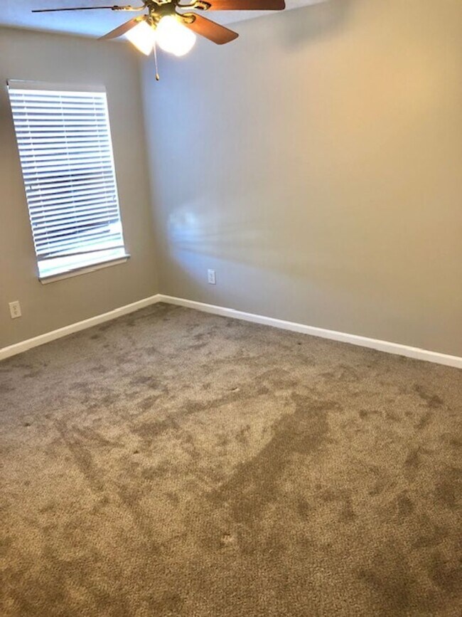 Building Photo - 4 bed, 2.5 Bath Home w/ 2 Car Garage in Franklin Green