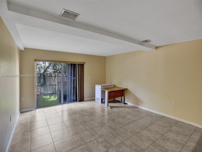 Building Photo - 425 NW 40th Ct