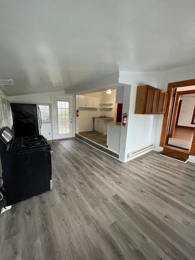 Building Photo - 3 Bed 1 Bath Single Family House 13 Essex St.