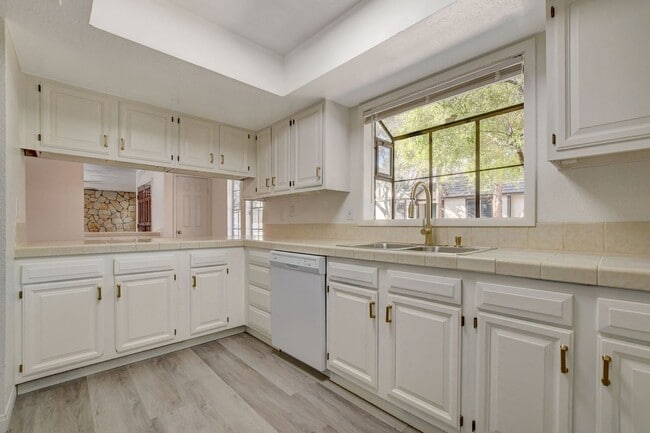 Building Photo - Single Story in the Heart of Las Vegas