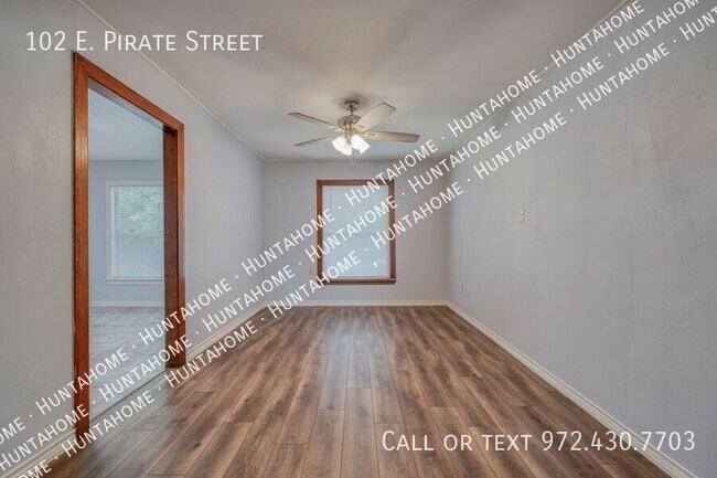 Building Photo - 102 E Pirate St