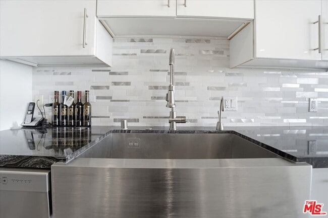 Building Photo - 2222 Ave of the Stars