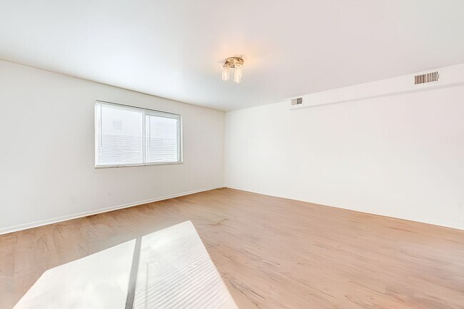 Building Photo - Avail July 1: 2BR Apt in Crafton, 1 Off Street Parking, AC, W/D included, Quartz Countertops, DW,...