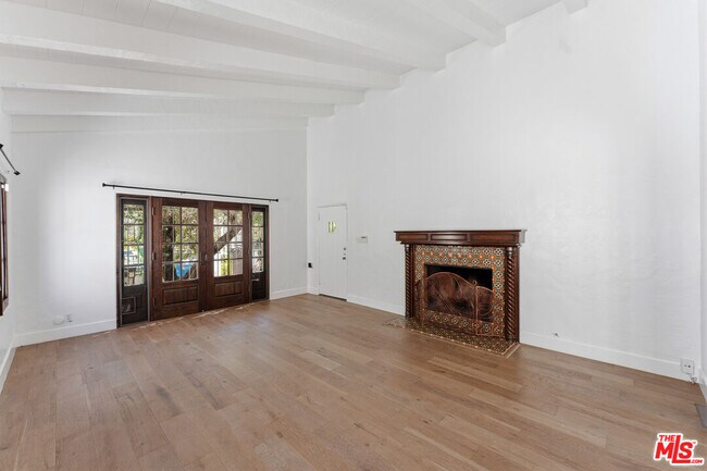 Building Photo - 537 N Poinsettia Pl