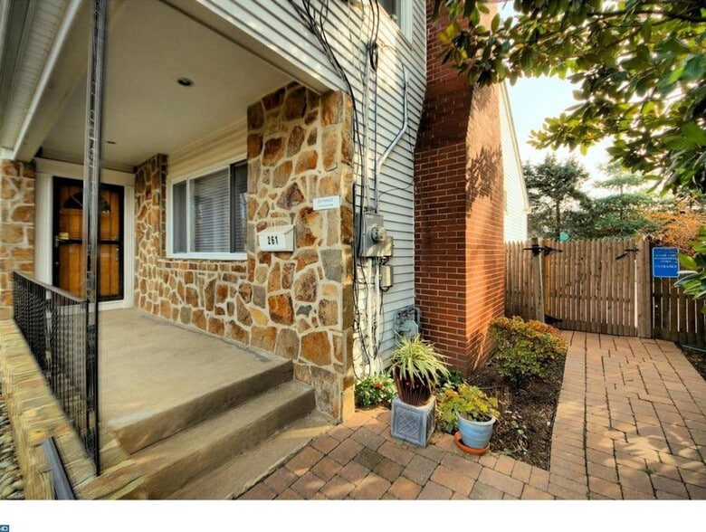 Building Photo - 261 Upper Ferry Rd