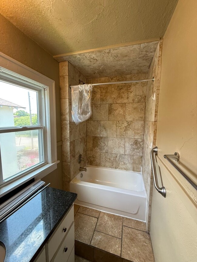 Building Photo - Charming 3 bedroom 1 bath in University/Lexington neighborhood!