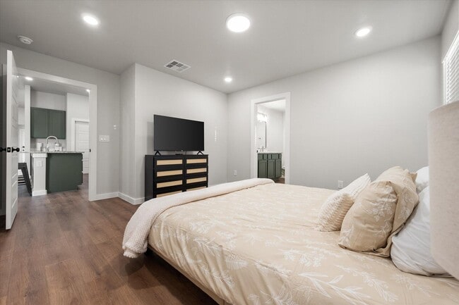 Building Photo - 2126 Langford Ave