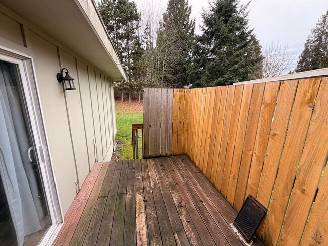 Building Photo - Fully Furnished 2 bed, 1 bath w/ Garage in Puyallup!