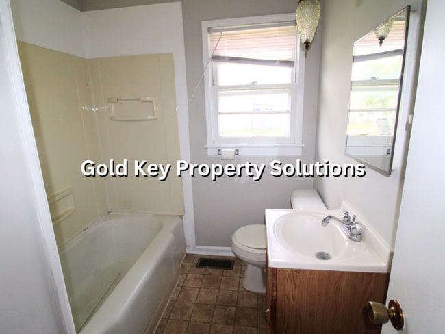 Building Photo - Cute 2 bed 1 bath Home For Rent W/ Detached Garage (SECTION 8 APPROVED)