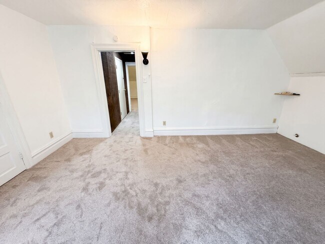 Building Photo - 609 S Braddock Ave