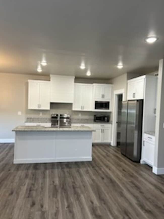 Building Photo - Hummingbird Townhome