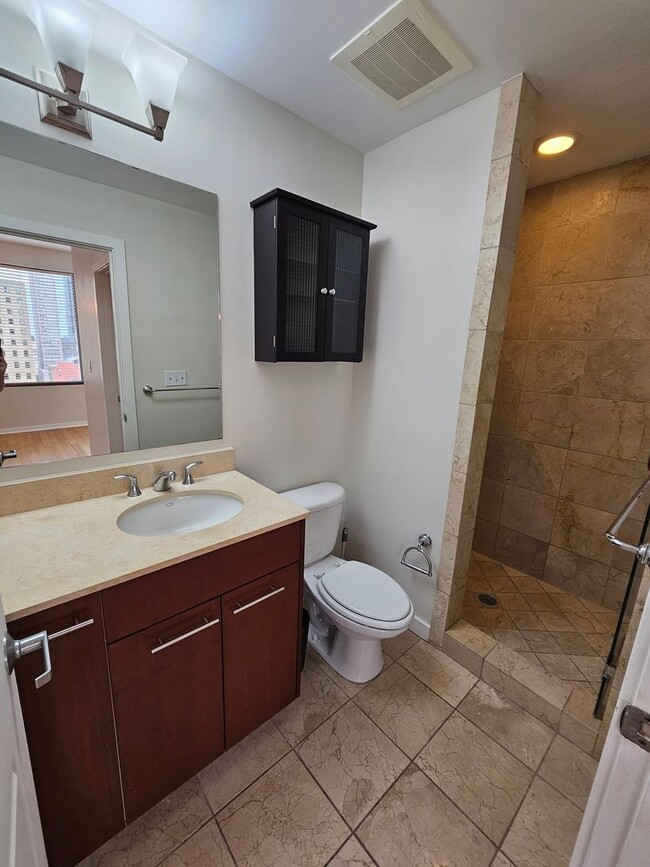 Building Photo - Downtown condo with roof top pool & concie...