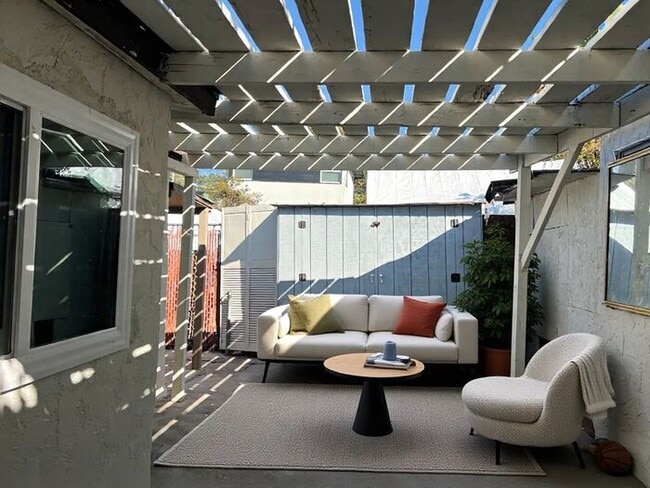 Building Photo - Coming Soon Welcome to your new home—classic LA charm meets modern comfort