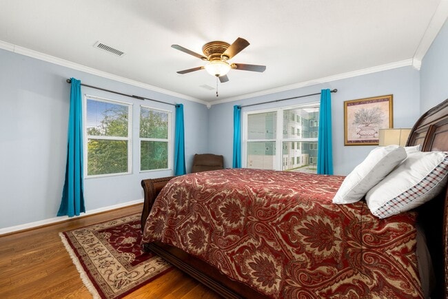 Building Photo - 2116 Live Oak St