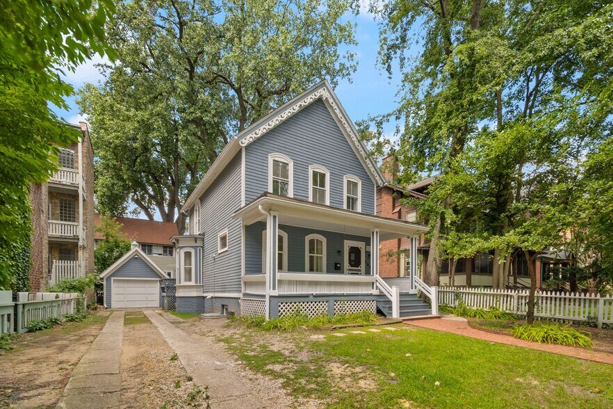Building Photo - 1906 Orrington Ave