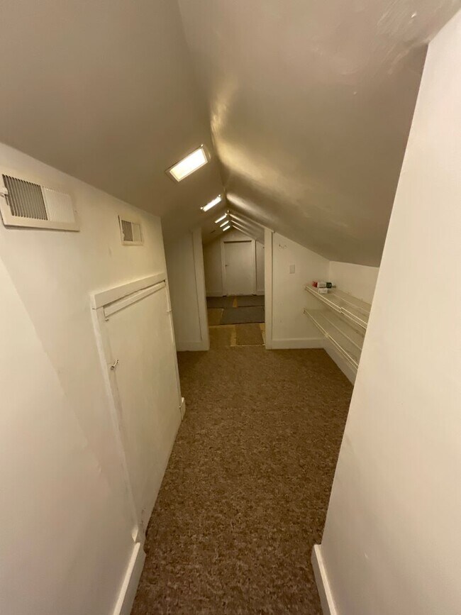 Building Photo - Adorable One Bedroom in Historic Downtown Portsmouth