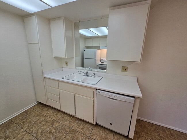 Building Photo - Move-In Special: 1/2 off 1st Month's Rent!!!  Freshly Painted 1-Bedroom Condo with Covered Parking