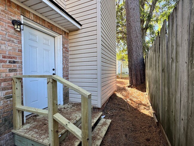 Building Photo - 627 W 2nd St