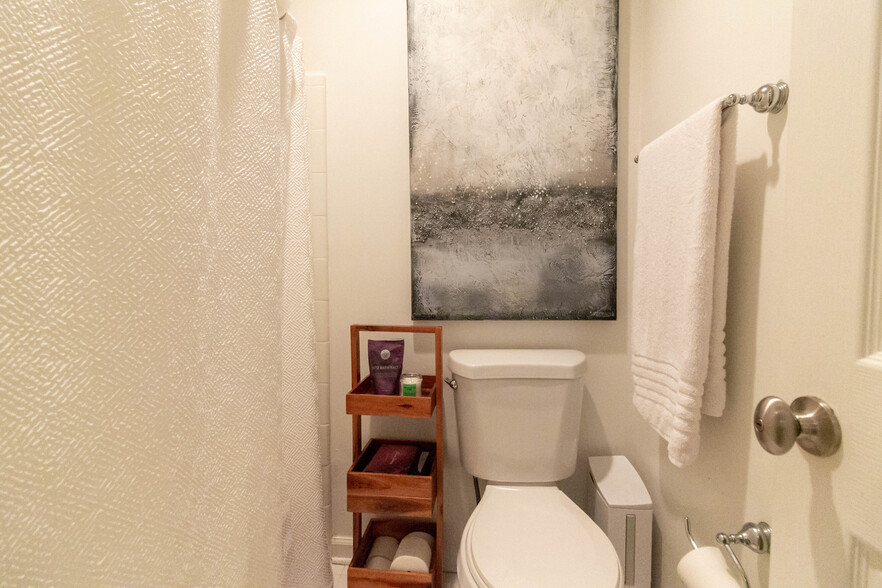 Primary Bathroom - 240 Renaissance Pkwy NE