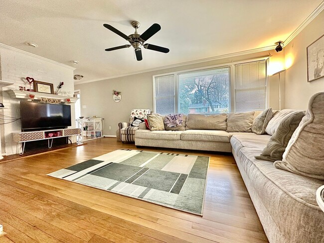 Building Photo - 3 BD, 2 BA Mid-Century Modern in Ridgewood