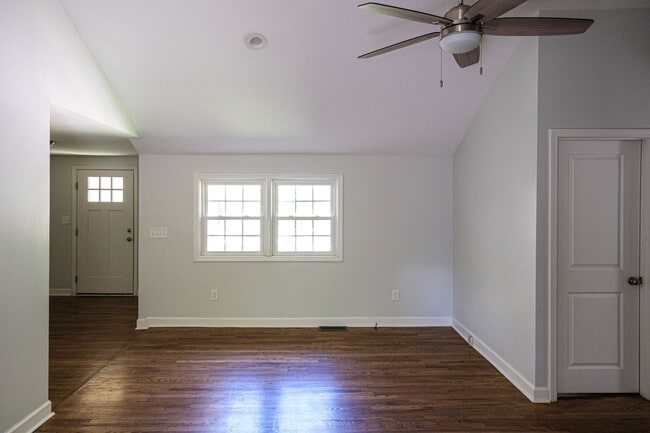 Building Photo - Charming 3/2.5 House with Lawn Care included!