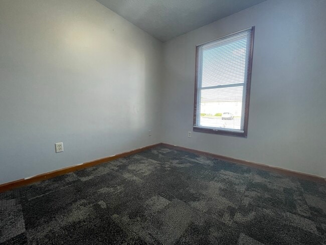 Building Photo - 350 Stone Creek Dr