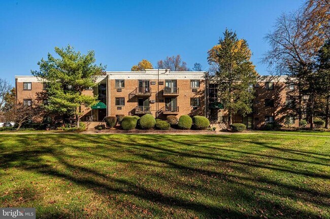 Building Photo - Remodeled Meadowood Condo Unit  3 beds 2 full baths (heat, water, sewer included great value)
