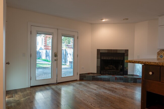 Building Photo - 912 Crain St