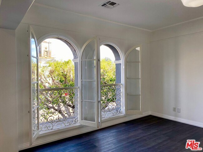 Building Photo - 619 S La Brea Ave