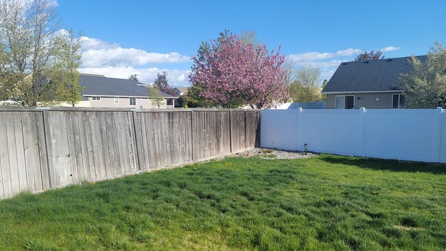 Building Photo - 3 Bedroom 2 Bath Home In North Spokane