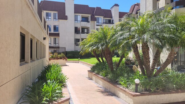 Building Photo - Resort style living - 2 Bd/2Ba 1,112 SqFt Condo