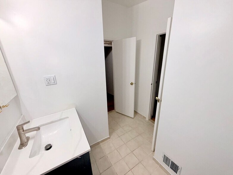 Building Photo - 30 Kayron Dr