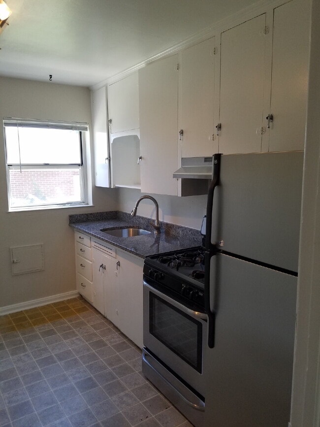 Building Photo - 1 Bed 1 Bath Mayfair Apartment With Garage in Denver! Available Now!