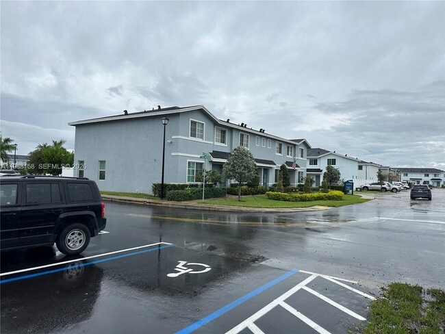 Building Photo - 389 10th Ct